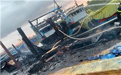 Quảng Ngãi: 4 tàu cá của ngư dân bị thiêu rụi lúc rạng sáng
