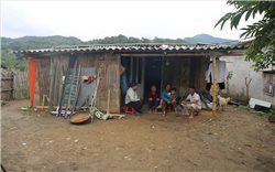 Đại gia đình 8 người chen chúc trong căn nhà tạm chờ an cư