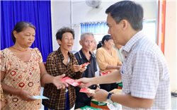 Sở Dân tộc và Tôn giáo TP. Cần Thơ thăm, tặng quà Tết đồng bào DTTS