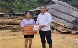 Người “bám ruộng” cùng đồng bào DTTS