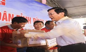 Tỉnh Bình Định: Trao tặng thiết bị giám sát hành trình trên tàu cá cho ngư dân
