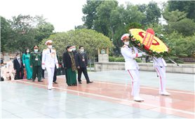 Đoàn Đại biểu các DTTS Việt Nam viếng Lăng Chủ tịch Hồ Chí Minh và tưởng niệm các Anh hùng liệt sĩ