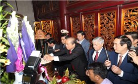 Phó Thủ tướng Trương Hòa Bình cùng Đoàn Đại biểu các DTTS Việt Nam dâng hương tưởng nhớ các Vua Hùng