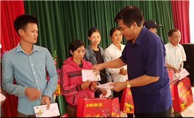Đoàn công tác của Ủy ban Dân tộc thăm, tặng quà Tết tại Thanh Hóa
