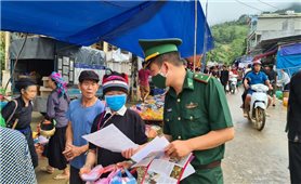 Lính biên phòng tuyên truyền phòng chống Covid-19 trên tuyến biên giới