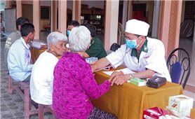 Khám bệnh, cấp thuốc miễn phí cho 200 người dân nghèo dịp lễ Sen Dolta