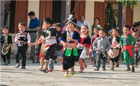 Trẻ vùng biên xúng xính mặc trang phục truyền thống đi tựu trường