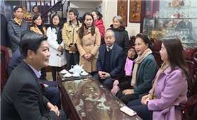 Chủ tịch Quốc hội thăm, tặng quà gia đình chính sách tại Thừa Thiên-Huế