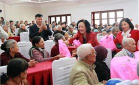 Đồng chí Trương Thị Mai trao quà tết tại Lâm Đồng