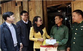 Thứ trưởng, Phó Chủ nhiệm UBDT Hoàng Thị Hạnh thăm, chúc Tết tại huyện Mường Lát, tỉnh Thanh Hóa