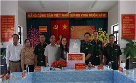 Thứ trưởng, Phó Chủ nhiệm Hoàng Thị Hạnh thăm và chúc Tết tại tỉnh Cà Mau