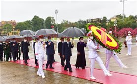 Lãnh đạo Đảng, Nhà nước và thành phố Hà Nội vào Lăng viếng Chủ tịch Hồ Chí Minh, dâng hương tưởng niệm các Anh hùng liệt sĩ