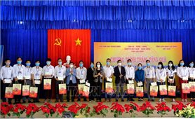 Đồng chí Trương Thị Mai trao quà Tết tặng nhân viên y tế chống dịch COVID-19 tại Lâm Đồng