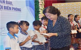 Trao học bổng cho học sinh DTTS và con em chiến sĩ Biên phòng các tỉnh Sóc Trăng, Bạc Liêu