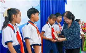 Trao 500 suất học bổng cho học sinh người DTTS và học sinh các xã đảo Cà Mau, Kiên Giang
