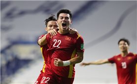 Thắng nghẹt thở 2-1, đội tuyển Việt Nam củng cố ngôi đầu