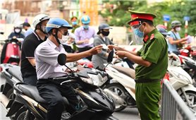 Hà Nội: Người dân ra đường phải xuất trình thêm lịch trực, văn bản phân công nhiệm vụ