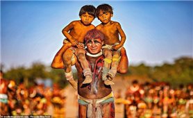 Mãn nhãn bộ ảnh về cuộc sống nguyên sơ của thổ dân Brazil trong rừng sâu