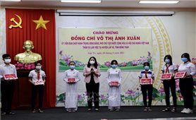 Phó Chủ tịch nước Võ Thị Ánh Xuân trao quà hỗ trợ Đồng Tháp chống dịch