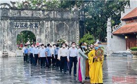 Dâng hương tưởng niệm Anh hùng dân tộc - Hưng Đạo Đại Vương Trần Quốc Tuấn