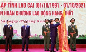 Thừa ủy quyền của Chủ tịch nước, Bộ trưởng, Chủ nhiệm Hầu A Lềnh trao Huân chương Lao động hạng Nhất cho tỉnh Lào Cai