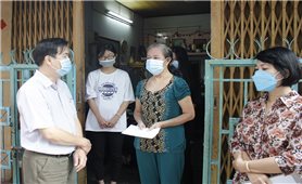 Ban Dân tộc TP. Hồ Chí Minh thăm, tặng quà đồng bào DTTS thuộc diện hộ nghèo bị nhiễm Covid-19 tại quận 10