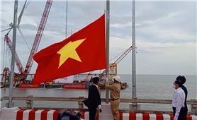 Xúc động lễ thượng cờ Tổ quốc trên Dự án điện gió biển lớn nhất Việt Nam