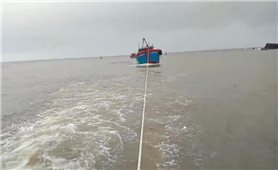 Cứu hộ tàu cá và 9 ngư dân bị nạn trên biển