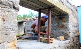 Lão nông tích cóp vật liệu 15 năm, một mình xây hầm tránh bão