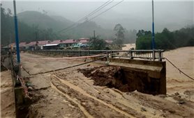 Mưa lớn gây sạt lở, ách tắc giao thông nhiều nơi tại huyện Nam Trà My