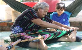Gia đình 3 thế hệ giữ gìn nghề dệt thổ cẩm của người Mạ