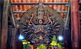 Du Xuân thăm tượng Phật bà Quan âm nghìn mắt nghìn tay tại chùa Bút Tháp