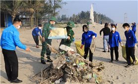 Hà Tĩnh: Ra quân làm sạch Khu du lịch biển Xuân Thành