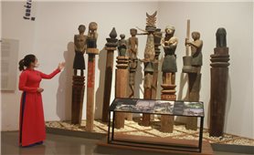 Hướng đi mới cho nghệ thuật chế tác tượng gỗ ở Tây Nguyên: Giá trị gốc của tượng nhà mồ đang dần mờ nhạt (Bài 1)
