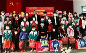 Yên Bái: Tặng quà cho trẻ em mồ côi tại huyện Yên Bình