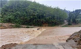 Tây Giang (Quảng Nam): 1 người lái xe múc bị nước lũ cuốn trôi