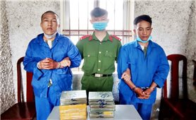 Điện Biên: Bắt 2 đối tượng thu 12 bánh heroin