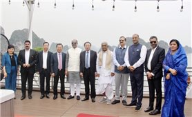Chủ tịch Hạ viện Ấn Độ thăm Vịnh Hạ Long