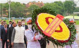 Chủ tịch Hạ nghị viện Cộng hoà Ấn Độ Om Birla vào Lăng viếng Chủ tịch Hồ Chí Minh
