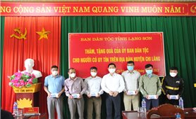 Ban Dân tộc tỉnh Lạng Sơn thăm, tặng quà cho Người có uy tín trên địa bàn tỉnh
