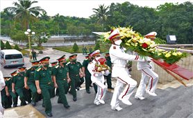 Bộ Tư lệnh Quân khu 4 dâng hoa, dâng hương tưởng niệm các liệt sĩ