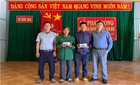 Quỹ Thiện Tâm (VinGROUP) trao tặng điện thoại thông minh cho Người có uy tín ở Kom Tum