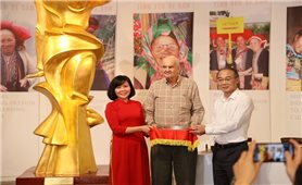 Nhà sưu tầm Mỹ tặng bảo tàng gần 500 hiện vật văn hóa DTTS Việt Nam