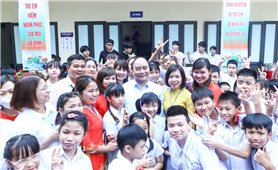 Chủ tịch nước Nguyễn Xuân Phúc thăm, tặng quà trẻ khuyết tật Hà Nội