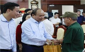 Chủ tịch nước Nguyễn Xuân Phúc thăm, tặng quà đại diện người cao tuổi tại Hải Dương