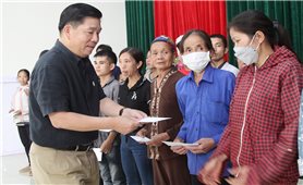 Thứ trưởng, Phó Chủ nhiệm Lê Sơn Hải thăm, tặng quà tại huyện Lộc Bình, tỉnh Lạng Sơn