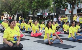 Hơn 1.000 người tham gia đồng diễn tại Ngày Quốc tế Yoga lần thứ 8