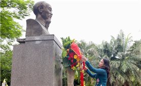 Phó Chủ tịch nước Võ Thị Ánh Xuân dâng hoa tại Tượng đài Chủ tịch Hồ Chí Minh ở Manila, Philippines
