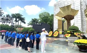 Đoàn Thanh niên Ủy ban Dân tộc dâng hương, đặt vòng hoa tưởng niệm các Anh hùng liệt sĩ