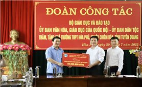 Đoàn công tác liên ngành Trung ương thăm, tặng quà tại tỉnh Tuyên Quang